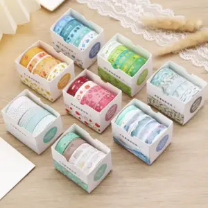 Mehrere Schachteln mit Washi-Tape-Sets auf Holztisch