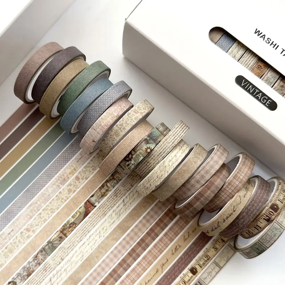 Schmale Washi-Tape-Rollen in Pastelltönen vor einer weißen Schachtel