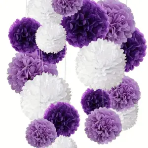 Violette, lila und weiße Papier-Pompons hängend vor weißem Hintergrund