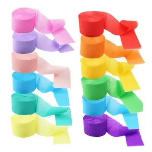 Krepppapier-Streamer-Rollen in Pastell und Regenbogenfarben mit abgerolltem Ende