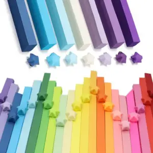 Bunte Papierstreifen in Blau, Violett und Regenbogenfarben mit kleinen gefalteten Sternen