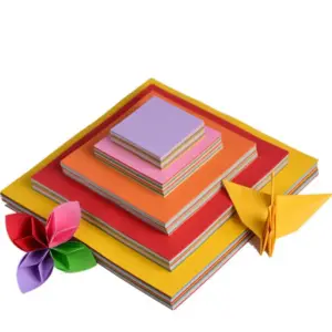 Origami-Papier in vielen Farben, gestapelt, mit gefalteter Blume und Kranich