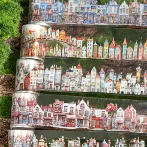Breites Washi Tape mit bunten Häuserfronten, mehrfach übereinander ausgelegt