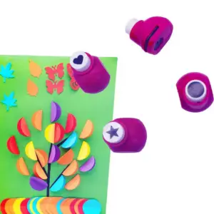 Bunte Mini-Motivstanzer neben ausgestanzten Papierformen auf grünem Karton