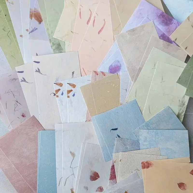 Florale Papierbögen in Blau, Rosa und Braun, aufgefächert ausgebreitet
